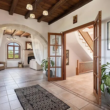 Aloni House - Spacious Secluded With Pool, Up To 10 Guests Villa