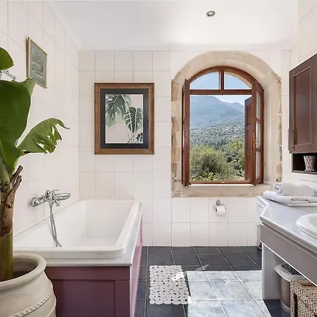 Aloni House - Spacious Secluded With Pool, Up To 10 Guests Villa