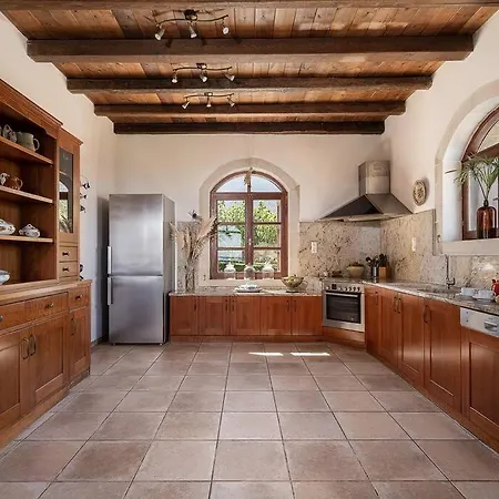 Aloni House - Spacious Secluded With Pool, Up To 10 Guests Villa