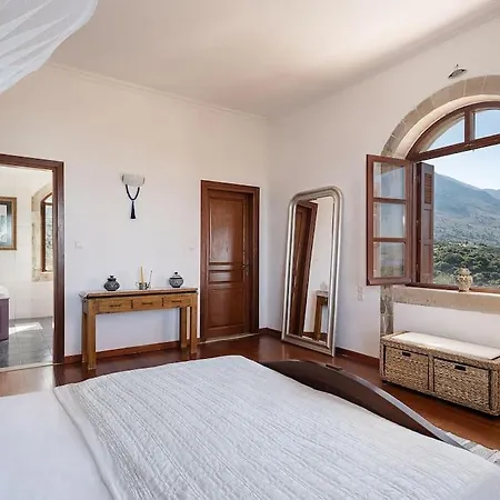 Aloni House - Spacious Secluded With Pool, Up To 10 Guests Villa