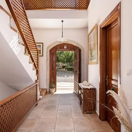 Aloni House - Spacious Secluded With Pool, Up To 10 Guests Villa