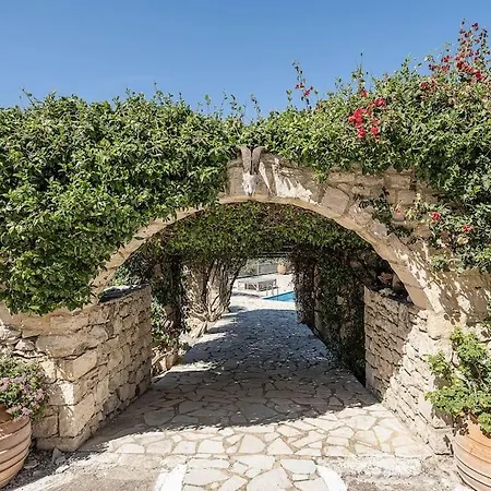 Aloni House - Spacious Secluded With Pool, Up To 10 Guests Villa