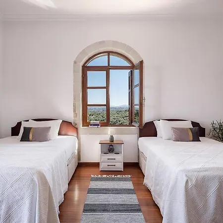Aloni House - Spacious Secluded With Pool, Up To 10 Guests Villa