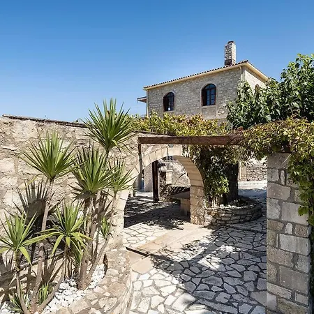 Aloni House - Spacious Secluded With Pool, Up To 10 Guests Villa