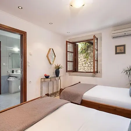 Aloni House - Spacious Secluded With Pool, Up To 10 Guests Villa